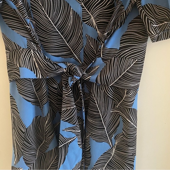 Nine West Blue & Black Leaf Print Tie-Front Blouse Size Large - Picture 3 of 11